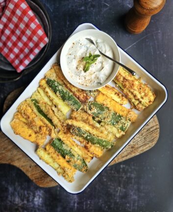 Frites de courgettes à l’air fryer, sauce yaourt au citron confit